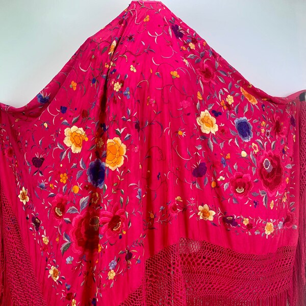 how to wear a piano shawl