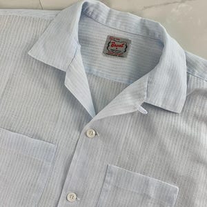 以下が含まれることがあります： 青、緑、白の色合いの、3つのセラミック入れ子ボウルのセット。ボウルはまだらの釉薬とシンプルでモダンなデザインが特徴です。最大のボウルの直径は約15cmです。