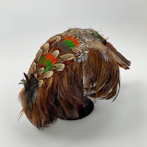 Cappello di piume di fagiano degli anni '50 - '60 - Fascia per cappelli di piume - Mezzo cappello - Elegante berretto da cocktail in piume