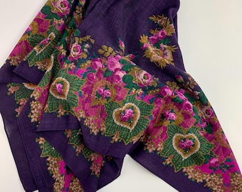 Bufanda vintage - Rosa con flores verdes sobre fondo violeta - Lana ligera - 40 x 40 pulgadas - Fabricada en Japón