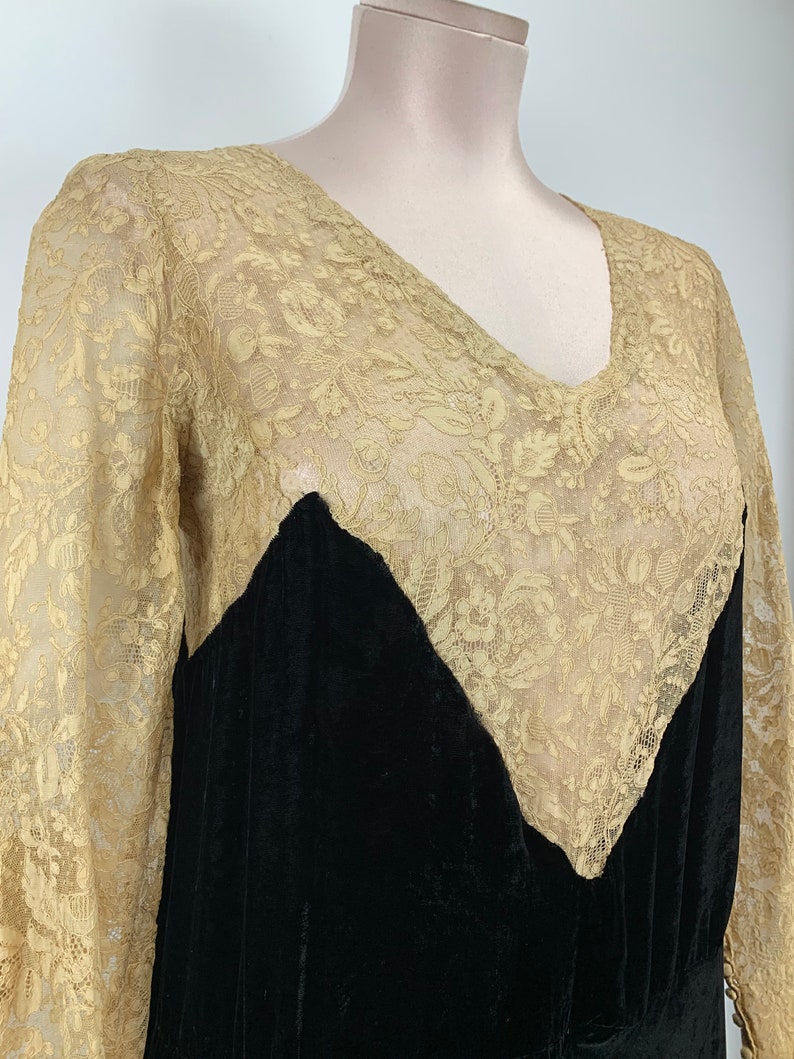 1920'S Silk Velvet & Lace Dress Drop Waist with an Asymmetrical Hemline Gatsby Style Size Small to Medium image 3