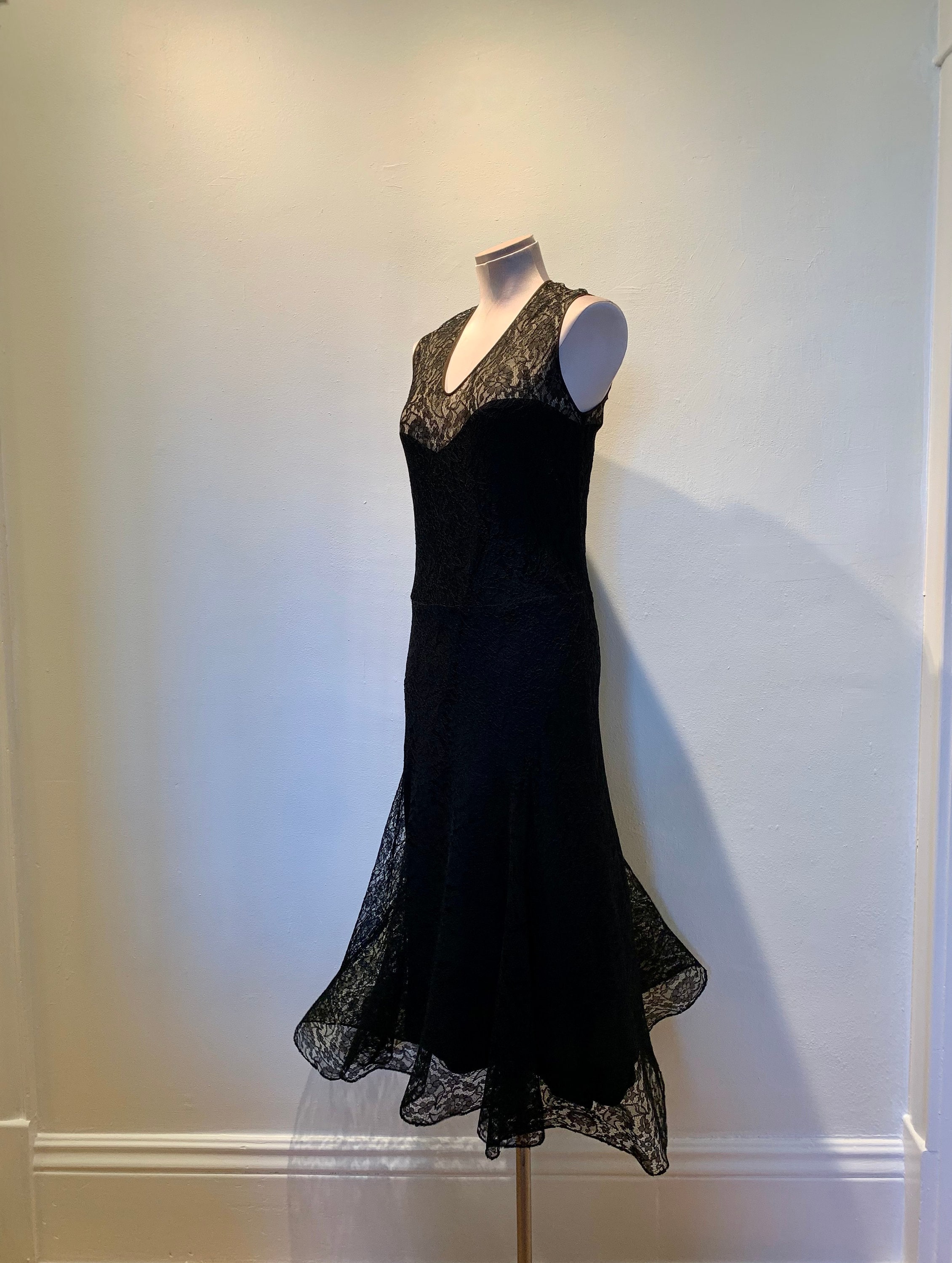 1930'S Bias Cut Lace Dress - Flared Tulip Skirt - Old Hollywood Style - Size Small to Medium - 27 Inch Waist - Etsy Denmark 1930'S Bias Cut Lace Dress - Flared Tulip Skirt - Old Hollywood Style - Size Small to Medium - 27 Inch Waist - Etsy Denmark