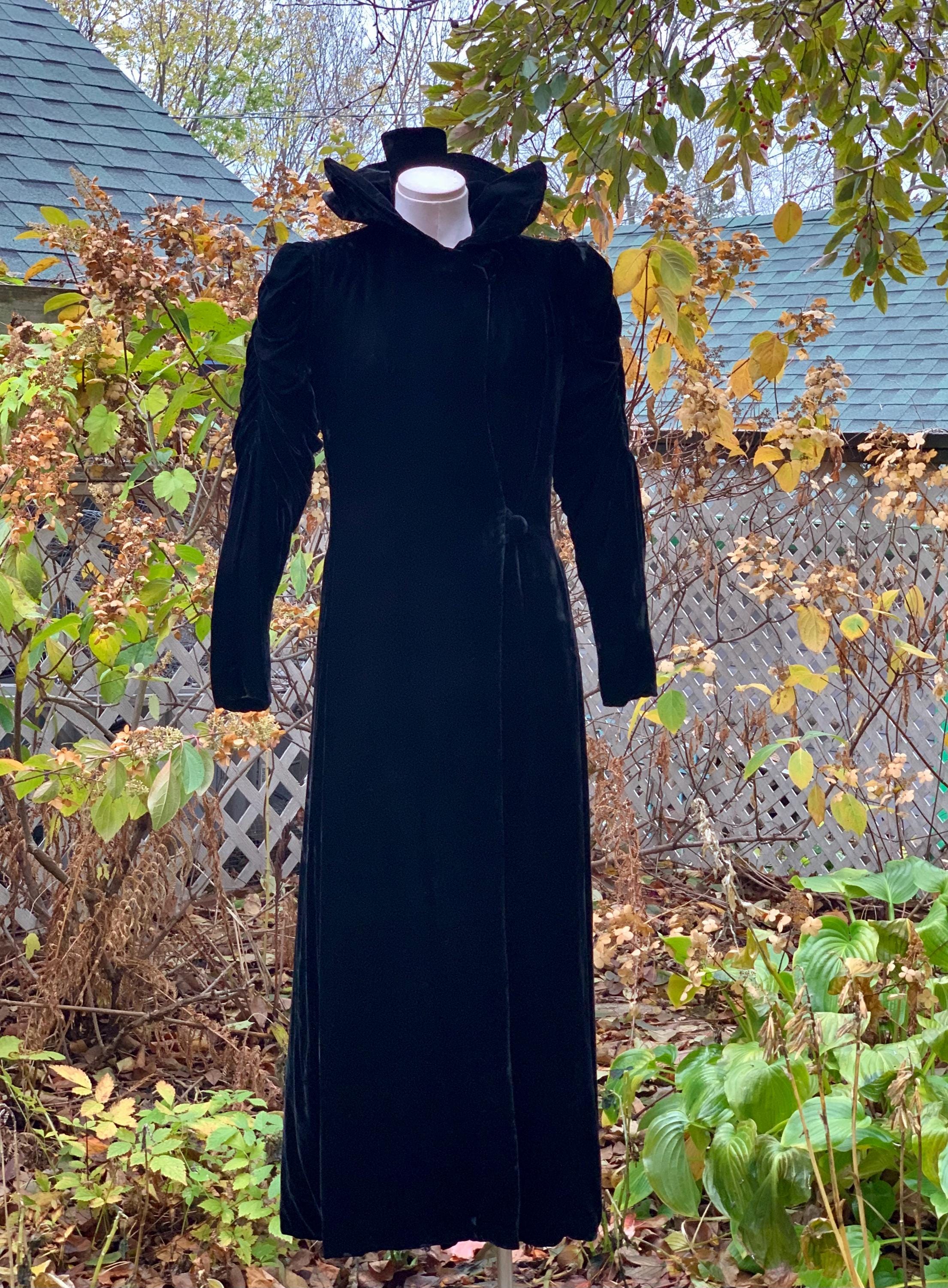1930's Velvet Opera Coat - Black Silk Velvet - Pleated Stand~up