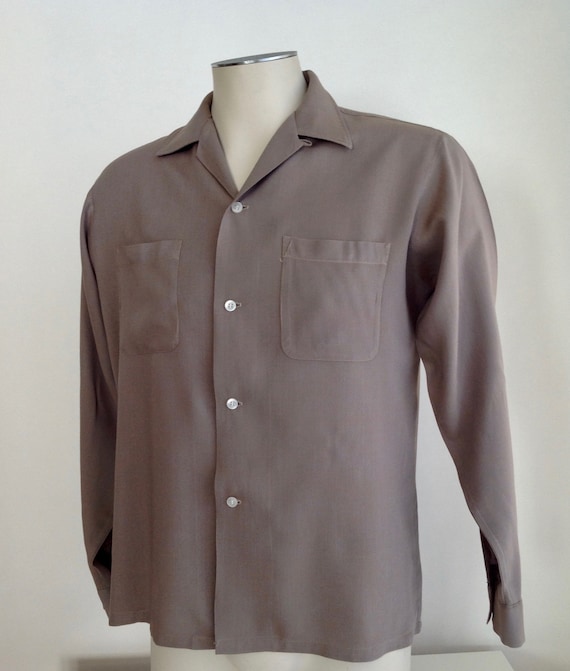1950 ' s Shirt rayonne / / rayonne étiquette « CAMPUS » / Cool couleur Puddy / collier boucle / Patch poches / pour homme taille MEDIUM adb357 1950 ' s Shirt rayonne / / rayonne étiquette « CAMPUS » / Cool couleur Puddy / collier boucle / Patch poches / pour homme taille MEDIUM adb357