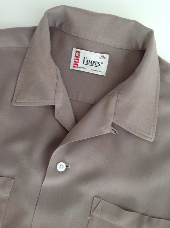 1950 ' s Shirt rayonne / / rayonne étiquette « CAMPUS » / Cool couleur Puddy / collier boucle / Patch poches / pour homme taille MEDIUM adb357 1950 ' s Shirt rayonne / / rayonne étiquette « CAMPUS » / Cool couleur Puddy / collier boucle / Patch poches / pour homme taille MEDIUM adb357