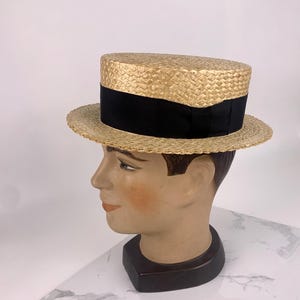 Cappello da barcaiolo vintage in paglia - Realizzato su misura - Paglia intrecciata - Tesa piatta e impilabile - Fascia interna in pelle - Nastro in grosgrain - Taglia 7-3/8