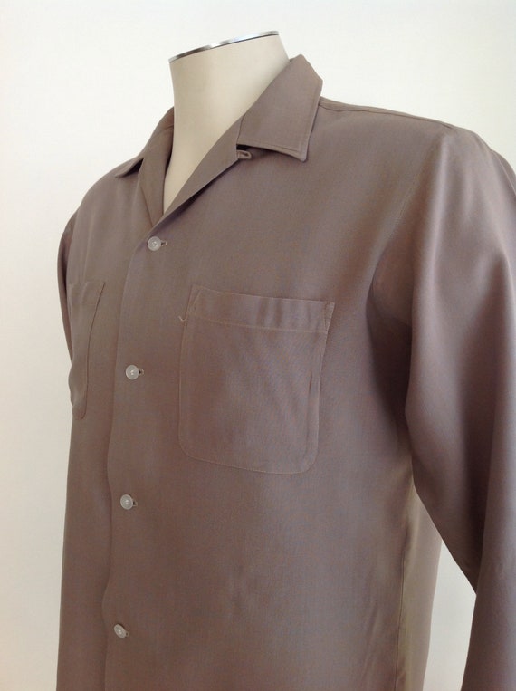 1950 ' s Shirt rayonne / / rayonne étiquette « CAMPUS » / Cool couleur Puddy / collier boucle / Patch poches / pour homme taille MEDIUM adb357 1950 ' s Shirt rayonne / / rayonne étiquette « CAMPUS » / Cool couleur Puddy / collier boucle / Patch poches / pour homme taille MEDIUM adb357