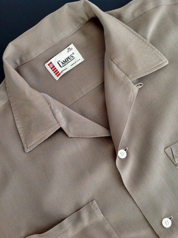 1950 ' s Shirt rayonne / / rayonne étiquette « CAMPUS » / Cool couleur Puddy / collier boucle / Patch poches / pour homme taille MEDIUM adb357 1950 ' s Shirt rayonne / / rayonne étiquette « CAMPUS » / Cool couleur Puddy / collier boucle / Patch poches / pour homme taille MEDIUM adb357