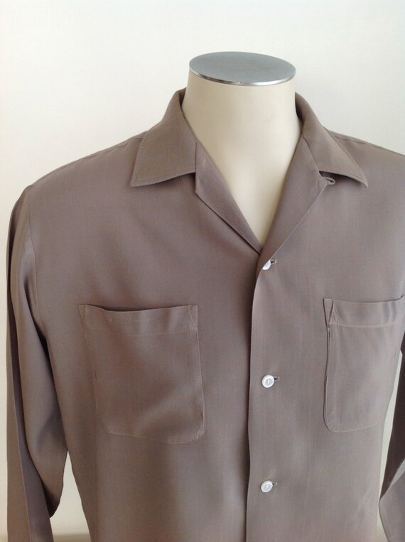 1950 ' s Shirt rayonne / / rayonne étiquette « CAMPUS » / Cool couleur Puddy / collier boucle / Patch poches / pour homme taille MEDIUM adb357 1950 ' s Shirt rayonne / / rayonne étiquette « CAMPUS » / Cool couleur Puddy / collier boucle / Patch poches / pour homme taille MEDIUM adb357
