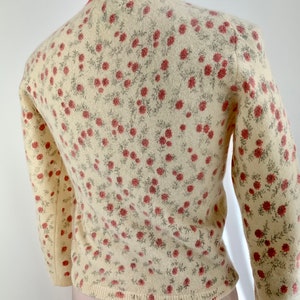 Early 1960'S Cardigan Sweater BEST & CO. Fifth Avenue Screen Printed with Pink on Cream Knit Size Small image 9