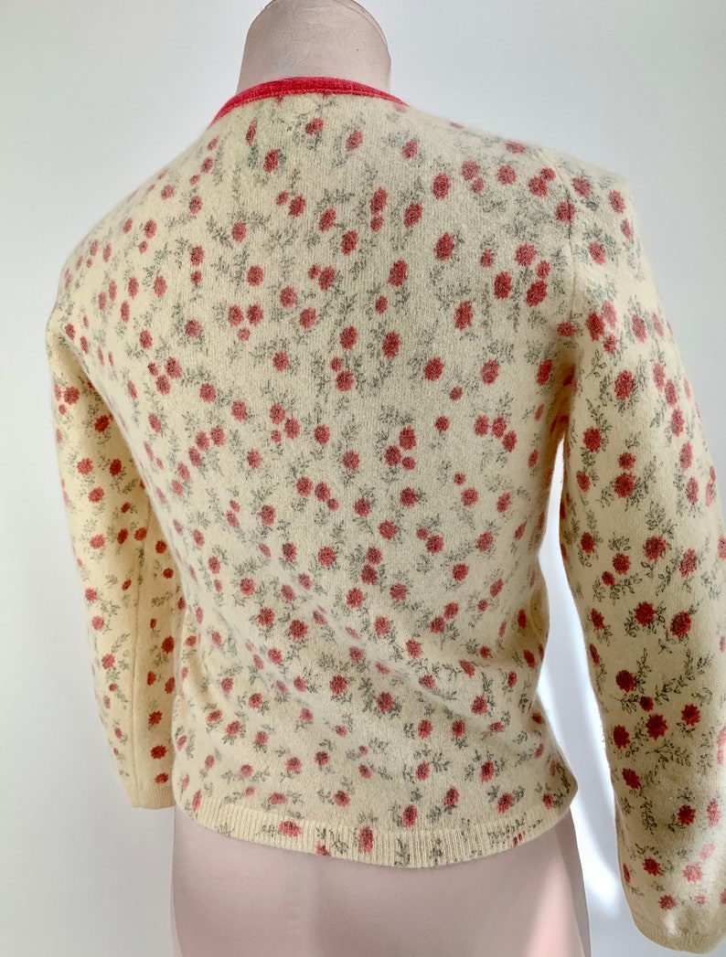 Early 1960'S Cardigan Sweater BEST & CO. Fifth Avenue Screen Printed with Pink on Cream Knit Size Small image 9