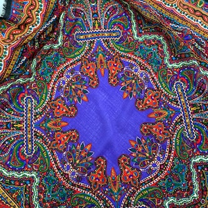 Vintage Schal - Viele lebendige Farben - Kompliziertes Paisley Design - Leichte Wolle - Natürliche Fransenkante - 40 Zoll x 42 Zoll -