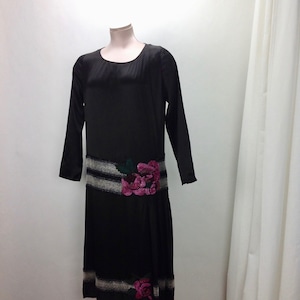 Vintage 1920&#39;s Vestido con cuentas - Satén de seda negro brillante - Precioso trabajo de cuentas de vidrio pesado - Vintage auténtico - Tamaño pequeño a mediano