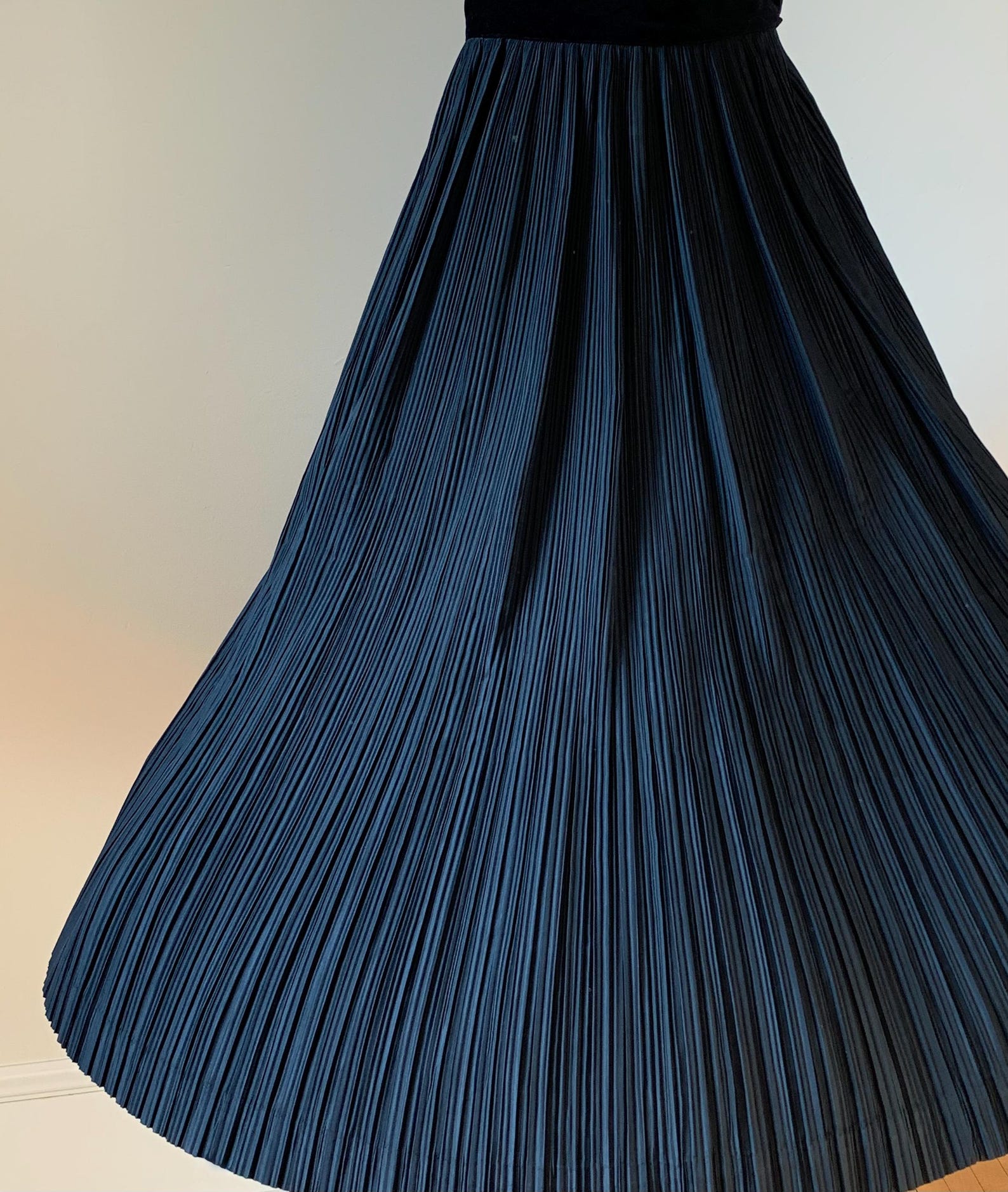 1950s Black Pleated Waistband Skirt