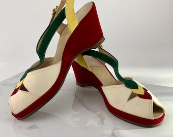 Jaren 40 sleehaksandalen met kleurvlakken van suède met peeptoe, slingback en enkelbandje - smal 6-1 / 2