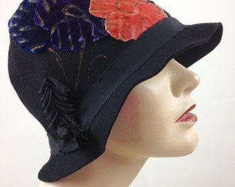 1920's Cloche' Hat - Authentic Vintage - Black Felt with Silk Velvet Cut-Out Flowers - Size Medium