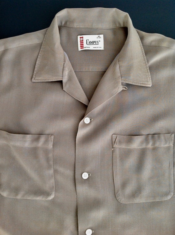 1950 ' s Shirt rayonne / / rayonne étiquette « CAMPUS » / Cool couleur Puddy / collier boucle / Patch poches / pour homme taille MEDIUM adb357 1950 ' s Shirt rayonne / / rayonne étiquette « CAMPUS » / Cool couleur Puddy / collier boucle / Patch poches / pour homme taille MEDIUM adb357