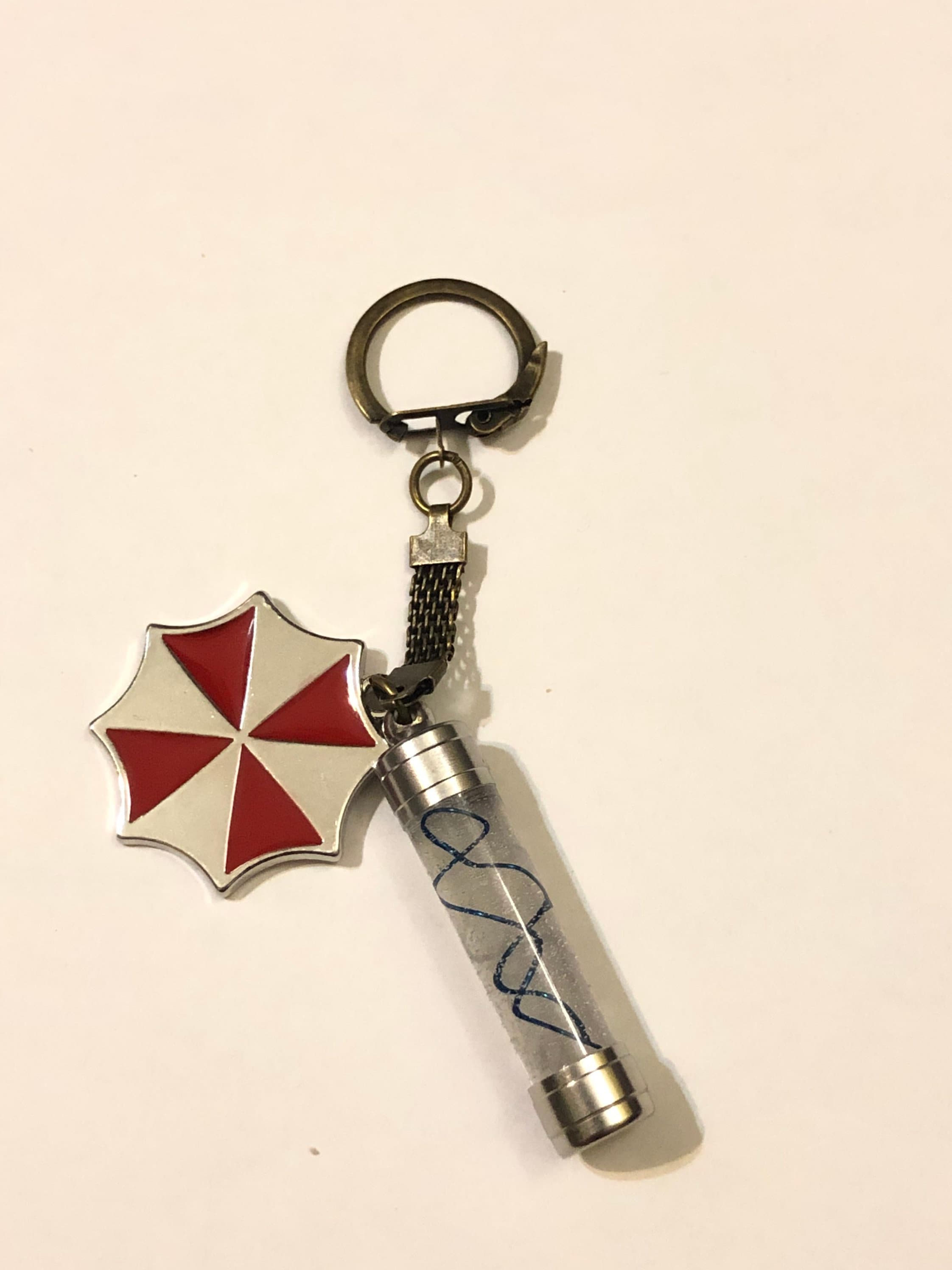 バイオハザード Tウィルスキーホルダー BLUE BIOHAZARD Amazon.co.jp