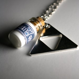 Leyenda de La leche Lon Lon de Zelda y collar de trifuerza (brilla en la oscuridad)