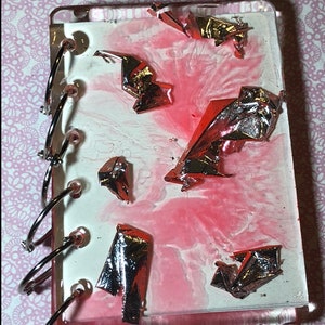 A7 Red Splatter und Silber Blattgold Notizbuch. Leuchtet im Dunkeln.