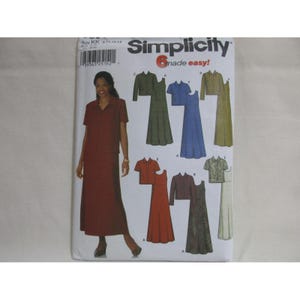 Op de afbeelding: Een Simplicity naaipatroon-envelop met de tekst 6 made easy! en illustraties van diverse kledingsets, waaronder shirts en rokken in verschillende kleuren en patronen, met een model in een effen donkerrode set bestaande uit een shirt en rok.