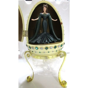 Barbie Empress to Emeralds Resin Egg 2000 Avon Music Box Exclusive