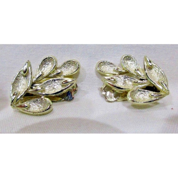 Coro Gold Tone Leaf/Teardrop Clip Earrings Vintag… - image 1