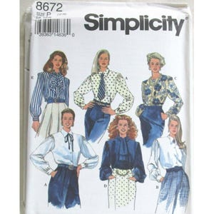 Może przedstawiać: Koperta z wykrojem krawieckim Simplicity 8672 zawierająca ilustracje sześciu różnych stylów bluzek. Projekty obejmują różne topy z długimi rękawami z detalami takimi jak wiązania pod szyją, kropki, kwiatowe wzory i pionowe paski, zestawione ze spódnicami.