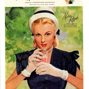 Könnte beinhalten: Eine Frau in einem weißen Hut und einem blauen Kleid trinkt aus einem Glas mit einem Strohhalm. Sie trägt weiße Handschuhe. Der Text "Nylon Ripple" befindet sich in der oberen rechten Ecke des Bildes. Der Text "Ein herrlicher Stoff, ganz aus Nylon und durchscheinend, in einem kurzen Modell mit abgesetztem Bündchen. In den besten Handschuh-Abteilungen. 1,50 €" befindet sich unter dem Text "Nylon Ripple".