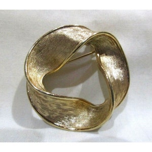 Vintage Kramer Twisted Ribbon Circle Gold Tone Brooch/Pin 1.5&quot; Wide