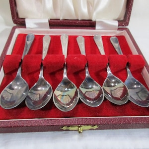 Lot of 6 Heritage Plate AI Silver 4&quot; Spoons Made in England in Padded Case
