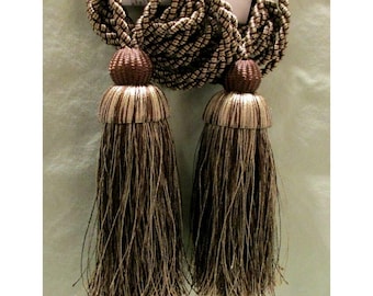 Juego de 2 alzapaños con borlas de Interiors by Design, 23,5" de largo, color marrón dorado, 100% poliéster.