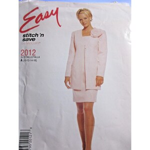 Könnte beinhalten: Ein hellrosa Anzugmuster von McCall's. Das Muster beinhaltet eine Jacke, einen Rock und ein Oberteil. Der Text auf dem Muster lautet "Easy stitch 'n save by McCall's 2012 SIZE/TAILLE/TALLA A [10-12-14-16]"