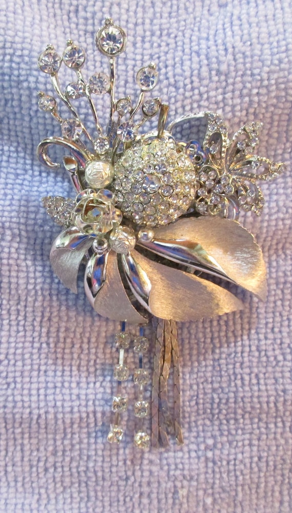 Floral broochpendant of rhinestone and silver