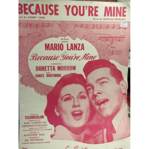 Pode incluir: Um cartaz de filme vintage para o filme "Because You're Mine" estrelado por Mario Lanza e apresentando Doretta Morrow. O cartaz apresenta uma fotografia colorida dos dois atores cantando juntos. O cartaz é rosa e branco com o título em letras vermelhas em negrito.