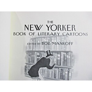 K&ouml;nnte beinhalten: Buchcover von "The New Yorker Book of Literary Cartoons" herausgegeben von Bob Mankoff. Die Abbildung zeigt eine Schwarz-Wei&szlig;-Illustration einer Person mit Zylinder, die ein Buch in einer Bibliothek betrachtet.