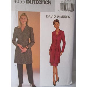 Op de afbeelding: Een Butterick naaipatroon met twee damespakontwerpen. Eén pak is een lange jas met patroon en bijpassende broek. De andere is een rood pak met een jas met lange mouwen en een rok. Het patroon is gelabeld "David Warren".