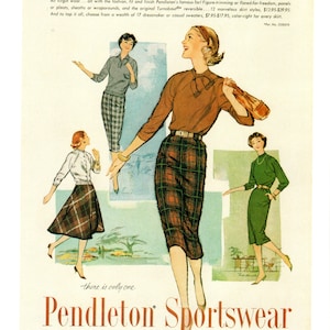Puede incluir: Un anuncio vintage de ropa deportiva Pendleton con cuatro mujeres que llevan faldas y jerséis de cuadros. El texto dice "There is only one Pendleton Sportswear, always virgin wool."