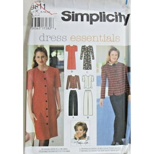 Puede incluir: Un sobre de patrón de costura Simplicity 9811 para vestidos esenciales. El frente muestra ilustraciones de varias prendas, incluyendo un vestido abotonado, un vestido floral, una chaqueta y pantalones, junto con fotos de modelos usando los diseños.