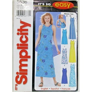 Könnte beinhalten: Eine Simplicity-Schnittmusterhülle 5536 für ein ärmelloses, bodenlanges Kleid. Die Vorderseite zeigt ein blaues Kleid mit violettem Blumenmuster. Kleinere Bilder zeigen Variationen in einfarbigem Blau, Gelb und gemusterten Stoffen mit verschiedenen Ausschnitten.