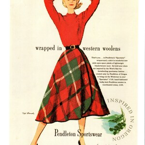 Könnte beinhalten: Vintage Werbung für Pendleton Sportswear. Das Bild zeigt eine Frau in einem roten Pullover und einem karierten Rock in Rot, Grün und Schwarz. Der Text lautet "wrapped in western woolens" und "Inspired in Oregon."