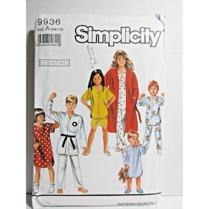 Może przedstawiać: Wykrój krawiecki Simplicity 9936, rozmiar A (SM-LG), zawierający ilustracje różnych strojów domowych i piżam. Projekty obejmują strój do sztuk walki, żółty komplet z szortami, czerwony szlafrok na piżamę, wzorzystą piżamę oraz koszulę nocną w paski.