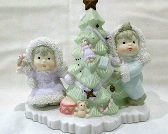 O'Well クリスマスツリーと子供の置物 陶器 高さ 4.5 インチ x 幅 5.0