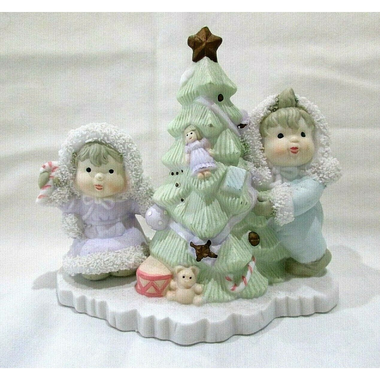 O'Well クリスマスツリーと子供の置物 陶器 高さ 4.5 インチ x 幅 5.0