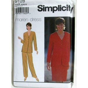 Può includere: Una busta per cartamodello Simplicity 9128 per un abito Maren, taglia K 8, 10, 12. Il fronte mostra un disegno al tratto di una giacca e pantaloni color senape e una fotografia di una persona che indossa un completo giacca e gonna rosso.