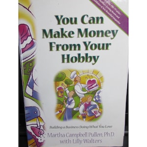 Puede incluir: Portada de libro con el título "You Can Make Money From Your Hobby" y el subtítulo "Building a Business Doing What You Love". La portada presenta una ilustración de tres personas trabajando en diferentes pasatiempos: hornear, trabajar la madera y coser.