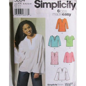 以下が含まれることがあります： Simplicityの6つのトップス用ソーイングパターン。長袖やノースリーブなど、さまざまなトップスのデザインが特徴で、レースアップのネックラインやベルスリーブなどのディテールがあります。サイズは8、10、12、14です。