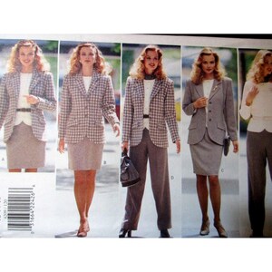 Puede incluir: Un patrón de moda vintage con trajes de mujer. Los trajes incluyen blazers, faldas y pantalones en varios estilos y colores, incluyendo una blazer a cuadros y un traje gris liso. Las modelos llevan los trajes.