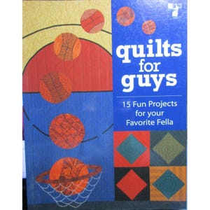 Peut inclure: Une couverture de livre avec le titre "quilts for guys" et le sous-titre "15 Fun Projects for your Favorite Fella". La couverture présente un thème de basket-ball avec un panier de basket-ball et plusieurs ballons de basket.