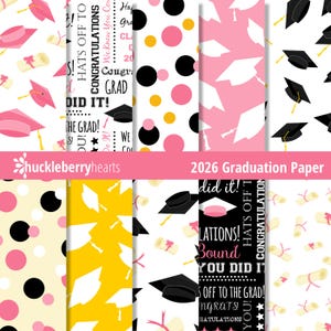 Könnte beinhalten: Eine Sammlung von Papieren mit Abschlussmuster. Designs umfassen Abschlusskappen, Diplome, Polka Dots und Text mit den Worten "Herzlichen Glückwunsch" und "Grad". Die Farbpalette umfasst Rosa, Schwarz, Gelb und Weiß.